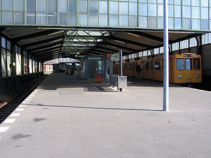 U-Bahnhof Gleisdreieck: Einer der vielen historischen Bahnhfe aus dem Jahr 1902. Durch zunehmden Verkehr wurde bald ein Umbau beschlossen, der durch das Unglck 1908 als 2 Hochbahnzge zusammenstiessen beschleunigt wurde. Geschlossen ab 1972, ab 1983 wurde hier eine fahrerlose Automatik-M-Bahn installiert (bis 1991).U2 und U1 fahren auf verschiedenen Ebenen; schner Blick auf Potsdamer Platz und Umgebung.
