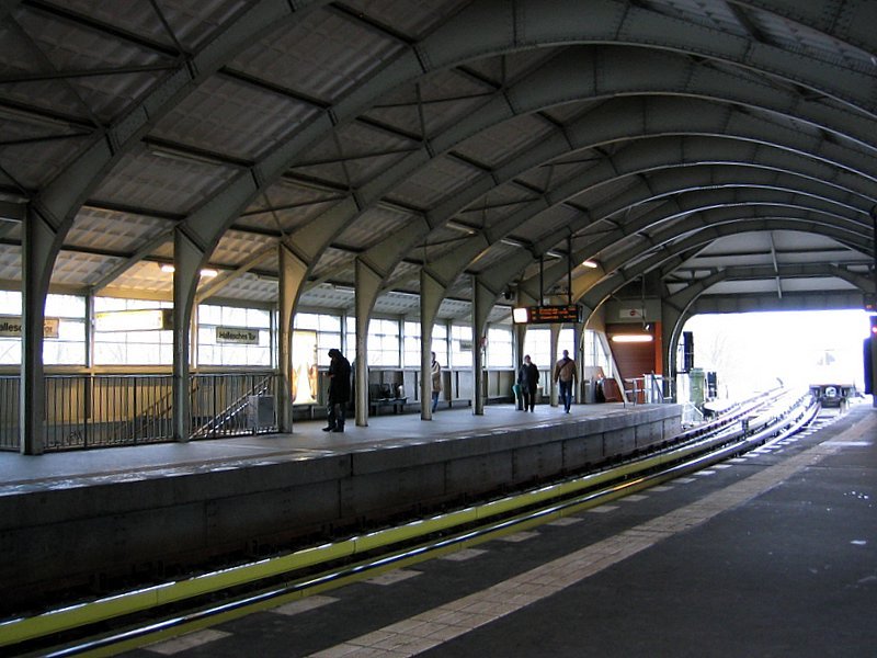 U-Bahnhof Hallesches Tor: Entwurf von Solf&Wichards, wuchtiger Hochbahnhof, fensterarme vernietete Stahlkonstruktion. In der Nhe liegt das Jdische Museum und der ehem. Belle Alliance Platz. Langer Umsteigeweg zur unterirdischen U6, was mal wieder zeigt dass frher die Hochbahn und U-Bahn von zwei Unternehemn geleitet wurden.