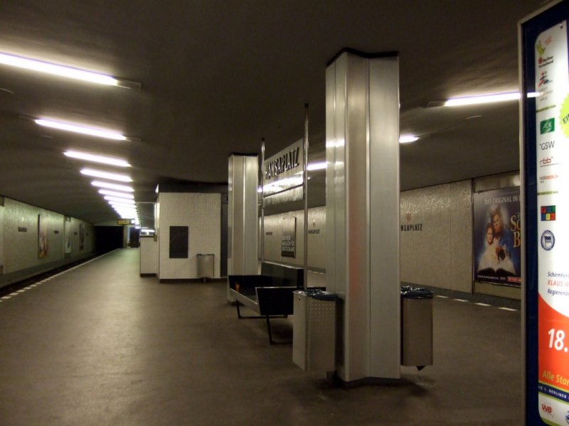 U-Bahnhof Hansaplatz: Der Bahnhof wurde 1961 gebaut und unterscheidet sich etwas von den anderen dieser Linie U9. Sehr kleine grau glitzernde Fliesen an den Wnden, Sttzen mit Aluminium verkleidet. Interessant ist das noch urtmliche Stationsschild und die Eingnge, die in einem Einkaufszentrum liegen. Das Hansaviertel ist durch die Interbau (1957) ein architektonischer Querschnitt der Nachkriegszeit.Insgesamt 54 Architekten bauten hier das vllig zerstrte Viertel wieder auf.