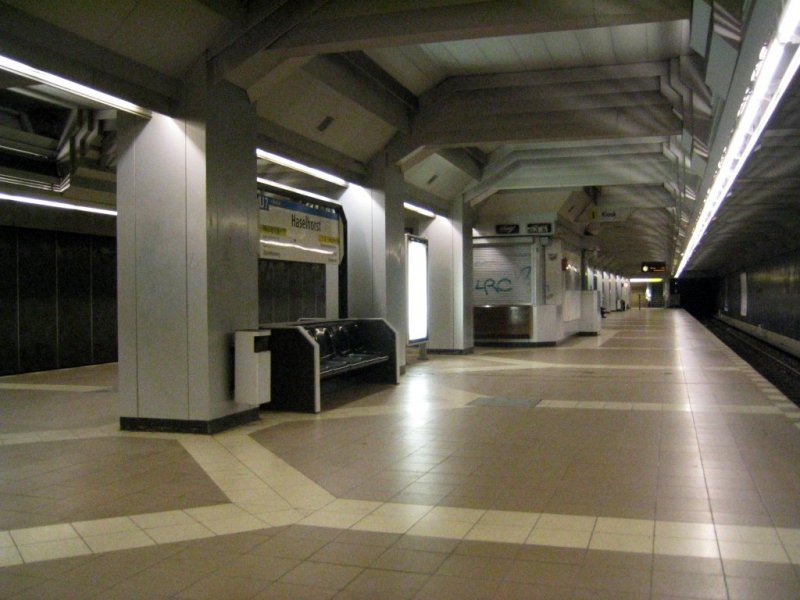 U-Bahnhof Haselhorst: Der von Rümmler gestaltete Bahnhof wurde 1984 eröffnet und hat interessante Beleuchtungseffekte und eine ungewöhnliche Musterung der Bodenplatten.Leider ist die Gesamthelligkeit hier trotzdem unbefriedigend. Der Bahnsteig ist sehr grosszügig in der Breite jedoch mit nur einer Stützenreihe ausgestattet. Namensgebend war ein Forstparzelle in der Jungfernheide.