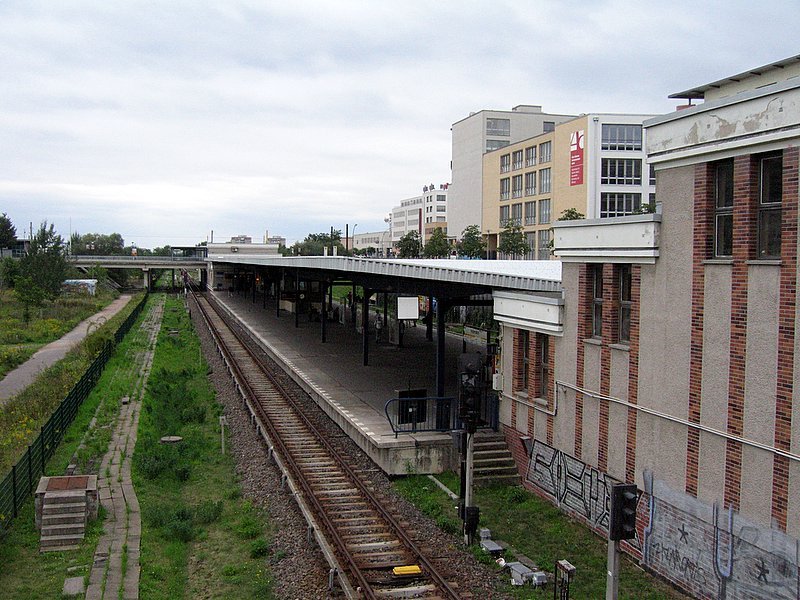 U-Bahnhof Hellersdorf: Dieser Bahnhof hatte den Planungsnamen Kastanienallee und wurde 1989 erffnet. Auch diese Station ist im Einschnitt gelegen und bietet eine bequeme Umsteigemglichkeit zur Strassenbahn.

