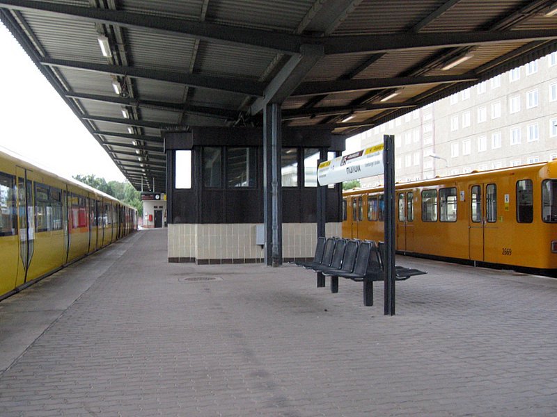 U-Bahnhof Hnow: Endstation der U5. Interessanterweise liegt Hnow nicht mehr in Berlin sondern ist eine kleine mrkische Gemeinde mit 2400 Einwohnern, der zum Bezirk Frankfurt/Oder gehrt. Seit 1991 jedoch gehrt dieser dreigleisige Bahnhof nach Korrektur der Stadtgrenzen Berlins zur Stadt.  