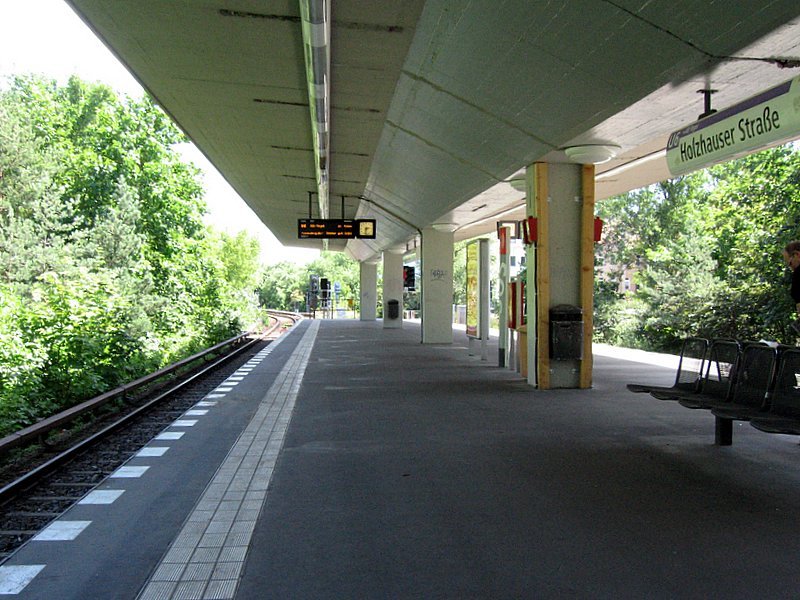 U-Bahnhof Holzhauser Str. Diese Station liegt auf einem Damm, der durch die Erdausschttung beim Tunnelbau zwischen Seestrasse und K.Schumacher Platz enstand. Wie die anderen Bahnhfe, die die Verlngerung nach Tegel ausmachen, wurde er 1958 von Grimmek gebaut. Da er im freien liegt ist die Gestaltung sehr einfach.