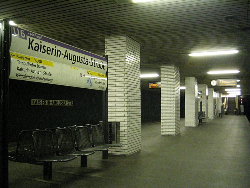 U-Bahnhof Kaiserin-Augusta-Str.: Dieser sehr dunkle Bahnhof wurde 1966 im Zuge der Verlngerung der U6 on Grimmek angelegt. Die Wnde wurden einfach grn angemalt, die Sttzen mit weissen Fliessen verkleidet. Die BVG hat das typische Stationsschild interessanterweise nicht ausgeschrieben (Str. statt Strasse). Der Name war dann wohl doch zu lang… Namengebend war Augusta von Sachsen Weimar, vermhlt mit dem Kaiser Wilhelm I. 
