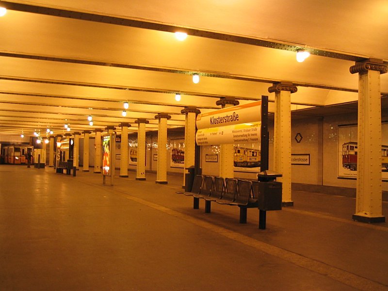 UBahnhof Klosterstrasse Die auffallende Breite des Bahnhofes ergibt