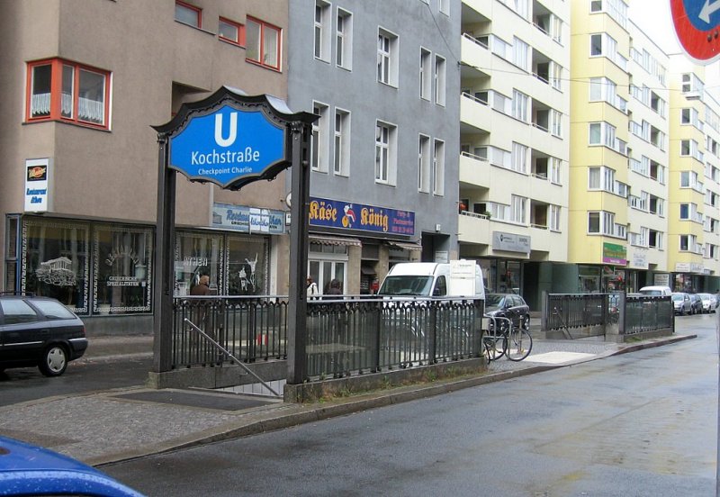 U-Bahnhof Kochstrasse: 1923 erffnet gelangte er Berhmtheit da er der letzte Bahnhof vor dem Checkpoint Charlie war, der bekannte Grenzbergang in der Friedrichstrasse. Durch Geldmangel wurde auch dieser Bahnsteig sehr sparsam ausgefhrt und nur 80m lang, sodass er spter verlngert werden musste. Der karge Putz an den Wnden mit den umrahmten (gelben) Schilder und den Stahltrgern ist jedoch geblieben. Da diese Station durch den nahen Checkpoint ein beliebter Aussteigepunkt fr Touristen ist, sollte man mal ber eine Sanierung und Verschnerung des Bahnhofes nachdenken. Namensgebend war Hofrat Cochius, der zu Fr.Wilhelms I.-Zeiten eine Meierei an der Stelle der Strasse hatte.