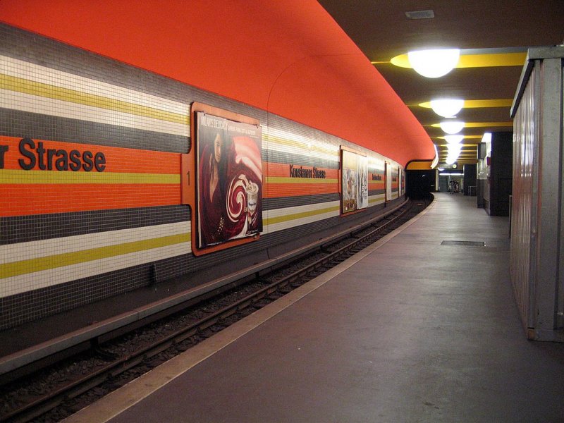 U-Bahnhof Konstanzer Str.: Diese Station wurde 1978 erffnet und wurde im Stil der 70er gebaut. Die breiten horizontalen Streifen der Wandfliessung sind in den Farben der Stadt Konstanz gehalten. Sie sollen angeblich kurze Aufenthaltszeiten und die Geschwindigkeit der Bahn symbolisieren.