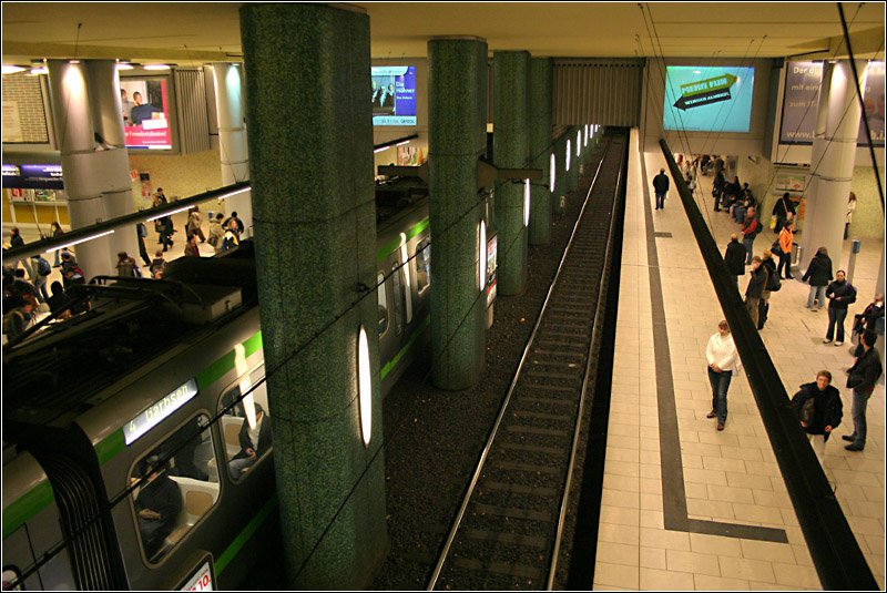 U-Bahnhof Kröpcke - 

Blick von der Ebene -3 hinunter zu den Bahnsteigen der C-Strecke in Ebene - 4. Diese Bahnsteige liegen direkt unter denen der B-Strecke. Von der Zugangsrolltreppe kann unter Umständen die gleichzeitige Einfahrt in beiden Stationsteile beobachtet werden. 1982 ging dieser Bahnhofsteil in Betrieb. Hier fahren heute die Linien 4, 5, 6 und 11 ab. 

03.11.2006 (M)