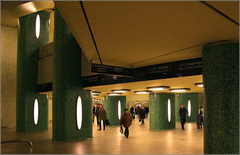U-Bahnhof Kröpcke - 

Hier ein Blick in die Zwischenebene -3 unter den Bahnsteigen der A- und B-Strecke. Die Umsteigbeziehungen von der C-Strecke zur A-Strecke verlaufen über diese Ebene. Eine Lampe habe ich am PC repariert :) 

03.11.2006 (M)