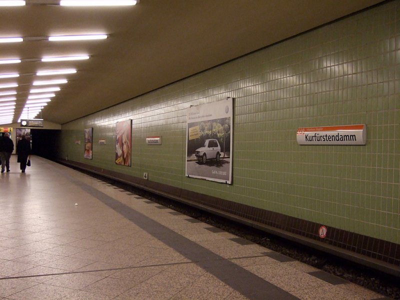 U-Bahnhof Kurfrstendamm: 1961 wurde der untere und obere Bahnsteig der U1 und U9 in Betrieb genommen -beide von Grimmek gestaltet. Whrend der obere ein Seitenbahnsteig ist, ist der U9 ein Mittelbahnsteig. Er hat gruene Fliesen und ein BVG Schild an den Wnden. Typisch fr die U9-Stationen sind die 6eckigen Sulen. Durch die Nhe zum berhmten Kudamm ist dies eine besonders gut besuchte Station,leider auch sehr dunkel.