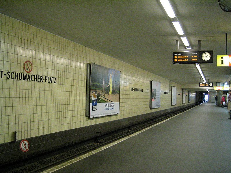 U-Bahnhof Kurt-Schumacher-Platz: Diese Station war 2 Jahre Ende der Linie C und wurde 1956 von B.Grimmek erbaut. Die Strecke von Seestr zu dieser Station war die erste Neubaustrecke nach dem zweiten WK. Markant ist das typische 50er Jahre Aussehen mit den rundlichen Sttzen aus Naturstein und den rechteckigen hellgelben Fliessen.