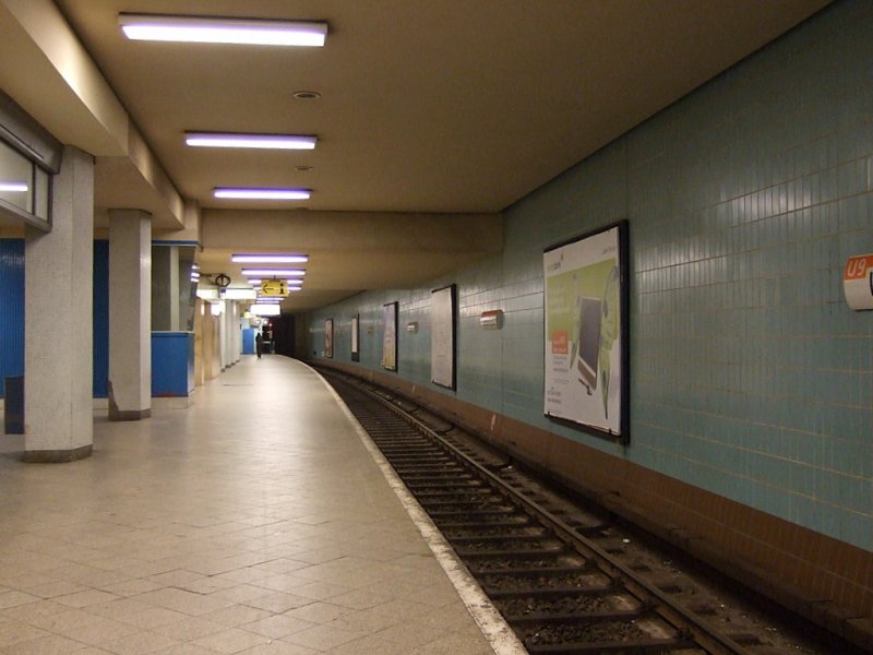 U-Bahnhof Leopoldplatz:Seit 1961 Umsteigepunkt zur U6, Endstation fuer 15 Jahre. Der Bahnhof der U9 liegt unter dem der U6 und hat hellblaue Fliesen mit einem Einheitsschild an den Wnden. Typisch sind wieder die 6eckigen Sulen an denen kleine weissen Fliesen angebracht sind.