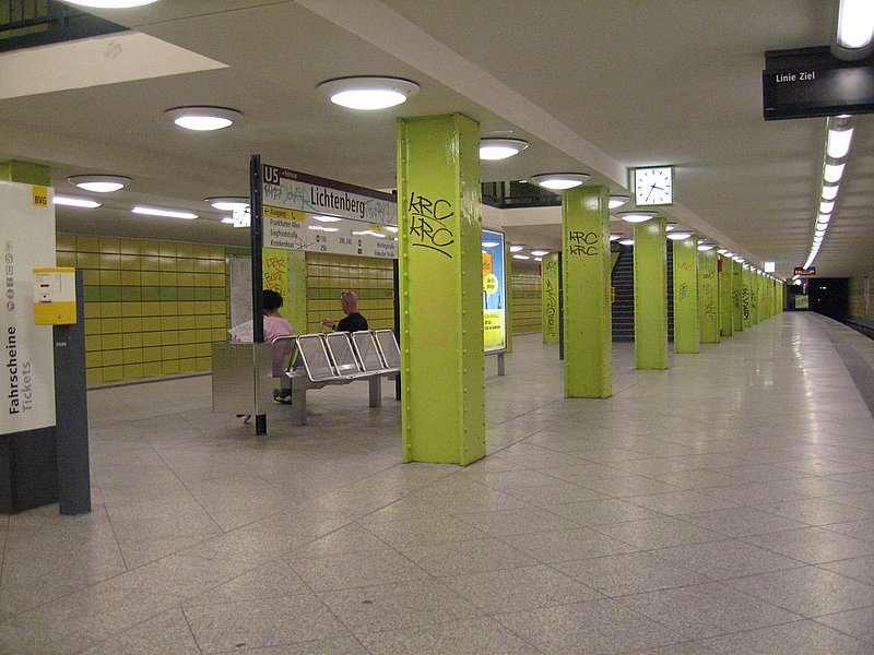 U-Bahnhof Lichtenberg: Wichtiger Umsteigebahnhof zur S-Bahn und zum Fernbahnhof Lichtenberg. Kennfarbe gelb, leider wie viele Stationen mit endlosen Graffitis beschmiert. Erffnet 1930 besitzt der Bahnhof ein bemerkenswert niedriges Zwischengeschoss, dass als Fussgngertunnel benutzt wird.