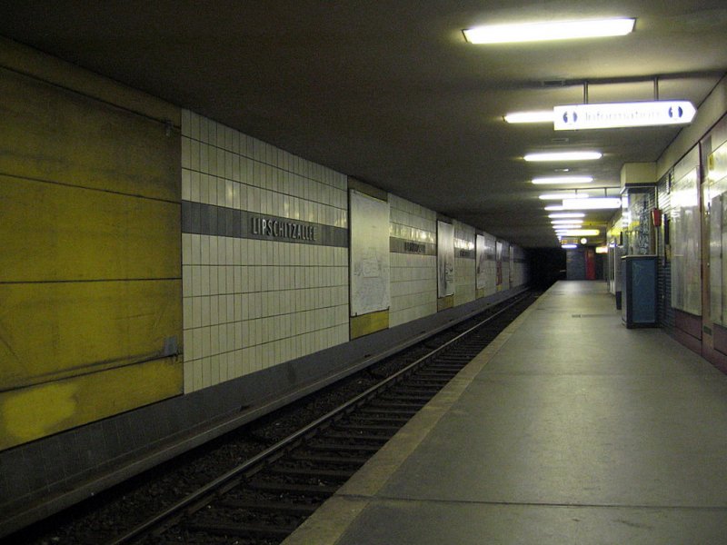 U-Bahnhof Lipschitzallee: Der Bahnhof wurde 1970 von Rmmler erbaut und wirkt etwas dunkel. Die Stationen ab hier bestechen durch ein Fliessenband an dem die Buchstaben fr den Namen angebracht sind. Die Station sollte ursprnglich Heroldweg heissen, die Strasse wurde jedoch dann nach dem SPD Politiker Lipschitz benannt.