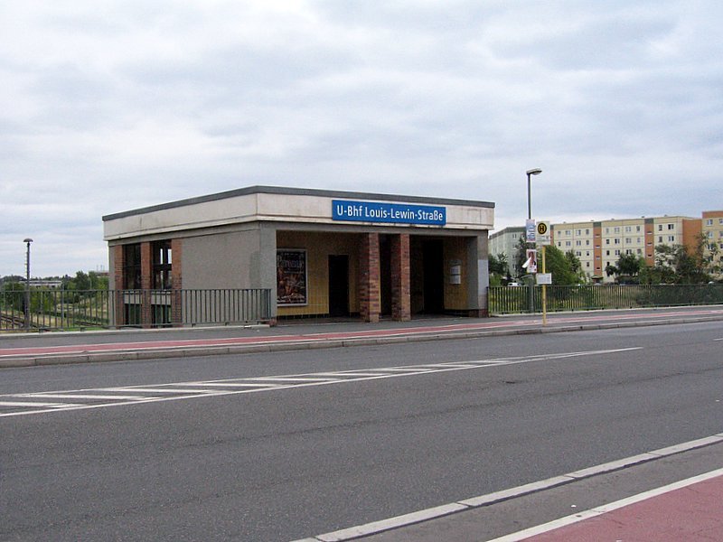U-Bahnhof Louis-Lewin-Str.: 1989 noch zu DDR Zeiten als Paul-Verner-Str erffnet. Verner war ab 1984 Stellvetreter von Honecker sodass der Stationsname 1992 in den heutigen gendert wurde. Lewin war Toxikologe an der HU Berlin und starb 1929. Auch diese Bahn liegt im Einschnitt und ist mit einem kunstlosen funktionellen Eingangsgebude ausgestattet.