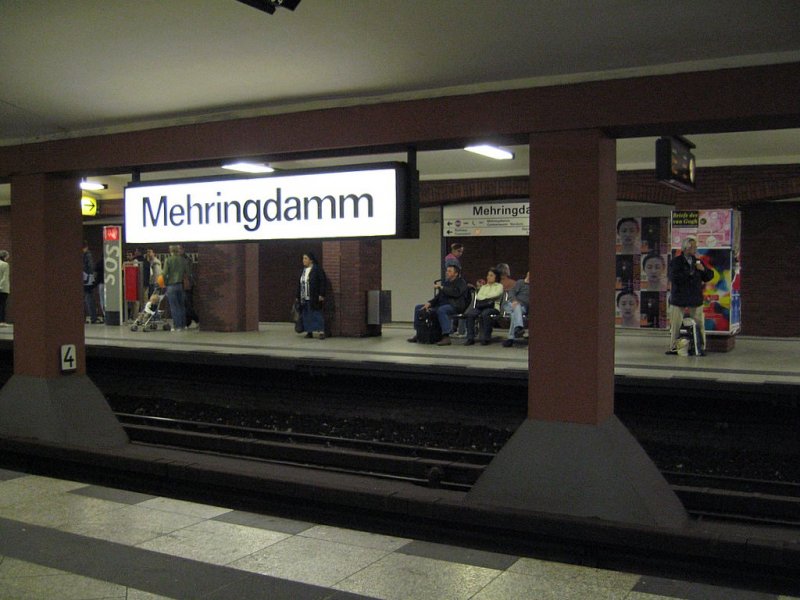 U-Bahnhof Mehringdamm: Hier kann man leicht zur kreuzenden U6 umsteigen. Der Bahnhof hat vier Bahnsteige und wurde von Grenander errichtet, spter erfolgte der Umbau durch Rmmler. Trotzdem ist der Originalzustand noch recht gut erhalten. Hier findet man  Sulen aus Backstein die ebenso wie die Wnde gestaltet wurden. 