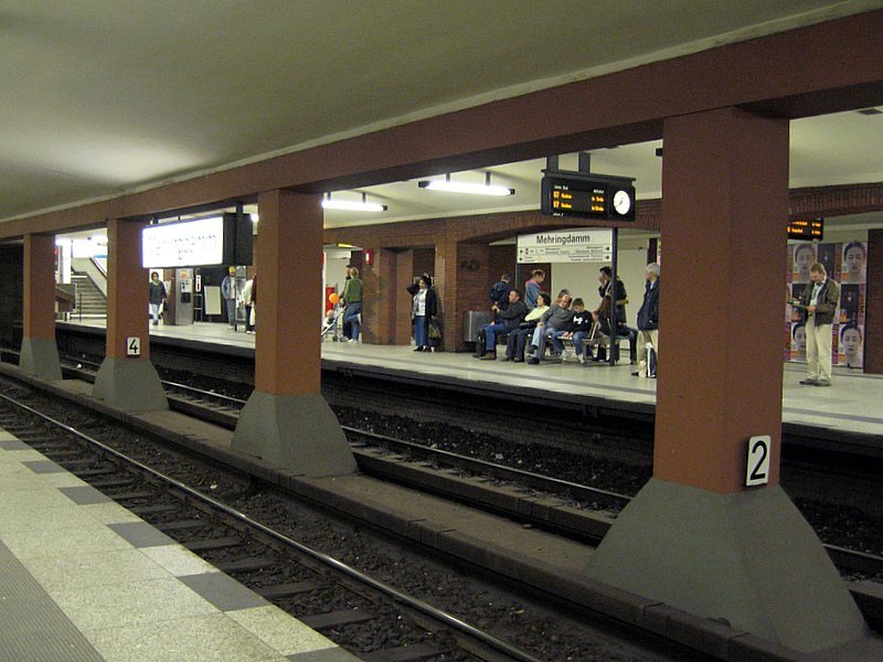U-Bahnhof Mehringdamm: Meistens durch die Umsteigemglichkeit zur U7 nach Rudow sehr gut gefllter Bahnhof. 1924 als Belle-Alliance Strasse erffnet, war sie ursprnglich ein dreigleisiger Verzweigungsbahnhof bis sie 1965 umgebaut wurde und ein echter 4gleisiger Richtungsbahnhof angelegt wurde. Damit wird ein Umsteigen auf dem selben Bahnsteig mglich. Namensgebend war der Historiker Mehring (-1919). Interessant ist, dass kurz hinter dem Bahnhof eine scharfe Linkskurve (100m) mit einer 1:33  Steigung verluft, was zu besonderen technischen Vorkehrungen bei der Bahn gefhrt hat.