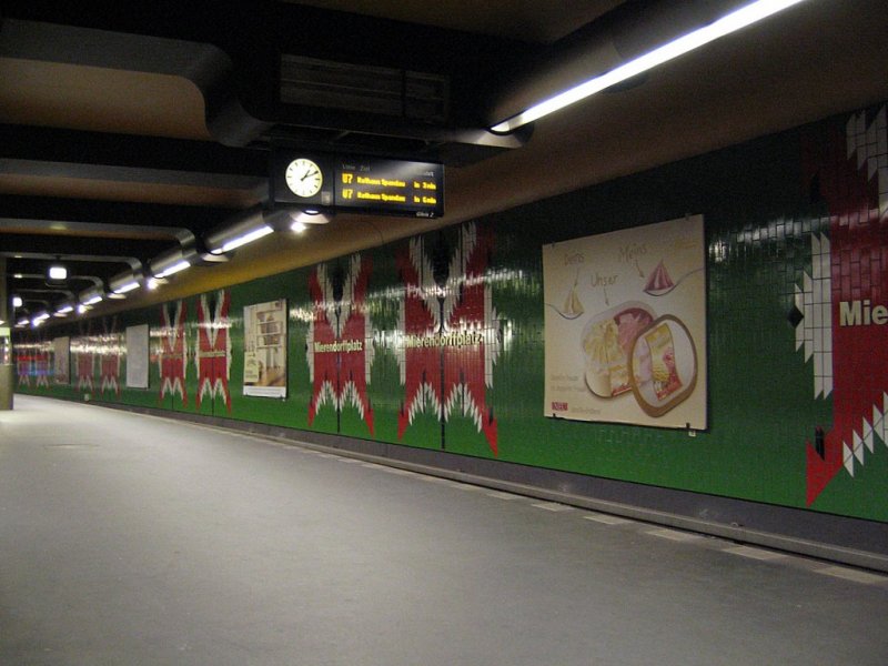 U-Bahnhof Mierendorffplatz: Von Rmmler gestalteter 1980 erffneter Bahnhof, der nach Aussage des Architekten eine formale Entwicklung aus dem Anfangsbuchstaben M aus farbiger Industriekeramik.Leider ist auch dieser Bahnhof im typischen 80er Jahre dunkel gehalten, sodass die Bilder ziemlich lichtarm sind.