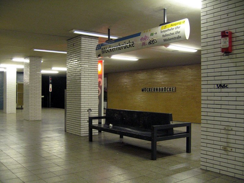 U-Bahnhof Mckernbrcke: In dieser Station kann man zur Hochbahn ber den Landwehrkanal umsteigen, wobei der Umstieg sehr umstndlich vollzogen werden muss. Die Station hat gelbe,kleine rechteckige Fliessen an den Wnden, und weisse viereckige Sttzen. Das Stationsschild ist typisch fr diese Linie.