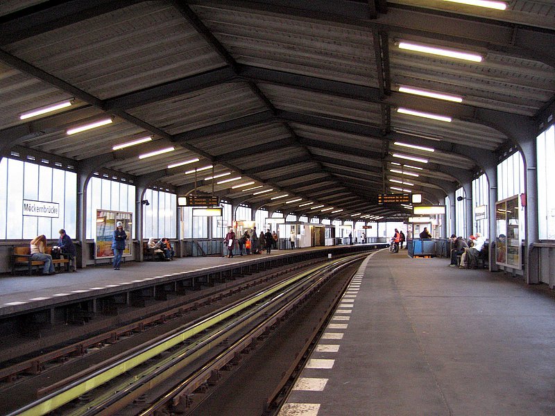 U-Bahnhof Mckernbrcke: Kunstloser Bahnhof nach Typenentwurf von Siemens. 1936 Neubau nach BVG Vorlagen.Erst 1965 kam der bergang zur U7 mit Brcke ber den Landwehrkanal an dem der Bahnhof liegt. Mckern ist brigens ein Stadtteil im Norden von Leipzig (Vlkerschlacht).