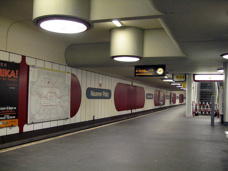 U-Bahnhof Nauener Platz: 1976 im typischen Stil (hnlich Rathaus Steglitz) der 70er Jahre erffnet. Die Farbgestaltung blau weiss rot nimmt Bezug auf den franzsischen Sektor in dem das Viertel frher lag.