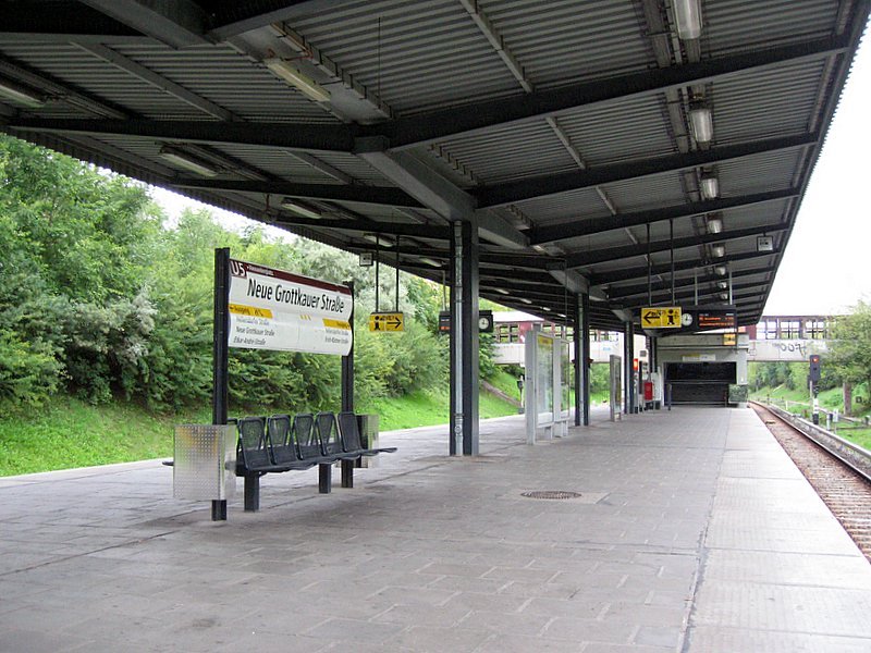 U-Bahnhof Neue Grottkauer Str.: Erffnet als Heinz Hoffmann-Str. (Armeegeneral der NVA) wurde er nach der Wende in Grottkauer Str. bzw Neue-Grottkauer Str. umbenannt. 1989 als Einschnittbahn in Betrieb genommen wurde der Bahnhof mit einem zweckmssigen Eingangsgebude mit Rampen fr Stufenlosen Zugang gebaut.