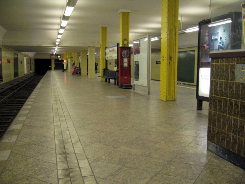 U-Bahnhof Neuklln: 1930 von Grenander gebaut besticht der Bahnhof durch sein modern-sachliches Empfangsgebude, das als Zugang zu S-und U-Bahn dient. Die Station hat den zusatz „Sdring“ da der bergang zur S-Bahn besteht. Den Zusatz verlor die Station allerdings im Laufe der Zeit bis es 1992 wieder mglich war auf den Ring umzusteigen. 