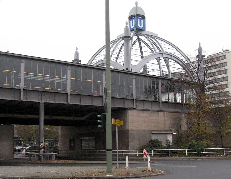 U-Bahnhof Nollendorfplatz U4: Whrend die U3 und U4 unterirdisch verlaufen, ist die U2 hier eine Hochbahn. 1910 mit einer schnen Kuppel ausgestattet wurde er im Krieg sehr verwstet. Erst vor kurzem wurde die ber dem Platz thronende Kuppel wieder errichtet.
Die U-Bahnhfe sind einheitlich in blau-grauen Fliessen gestaltet mit einem gelb unterlegten Einlass, in dem der Name des Platzes steht. 
