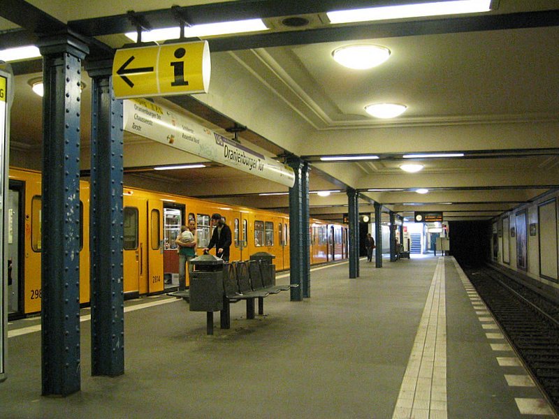U-Bahnhof Oranienburger Tor: Der Bahnhof wurde 1923 erffnet und besitzt die Kennfarbe lila. Die Wnde sind aus Geldmangel einfach verputzt worden. Bis 1990 war die Station ein Geisterbahnhof. Da die Station fr grosse Zge zu kurz war, wurde sie 1992 umgebaut. Namensgebend war eines der 18 Zolltore der Stadt Berlin. Als 1887 das Tor abgerissen werden sollte, wollte der Industrielle Borsig das nicht mitansehen und kaufte das Tor und stellte es auf sein Anwesen in Behnitz. Dort steht es brigens immer noch.