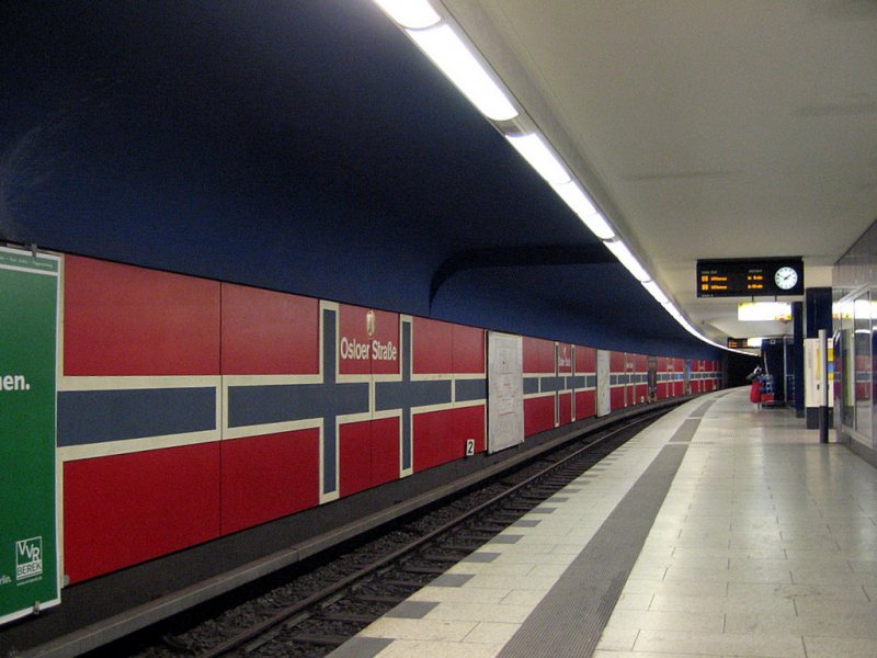 U-Bahnhof Osloer Strasse: 1976 wurde dieser 100.te Bahnhof (ohne stillgelegte Stationen allerdings) eingeweiht. Der untere Bahnhof der U8 wurde erst 1977 erffnet. Er wurde aber mit dem der U9 mitgebaut. Die Farbgebung nimmt wiederum auf den namen Bezug. Die Eternitplatten an den Wnden zeigen die norwegische Flagge mit dem blauen Kreuz auf rotem Grund.
