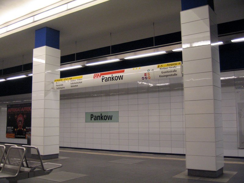 U-Bahnhof Pankow:  Erst in den 90er Jahren eröffnet wurde der Bahnhof in hellen Materialien gestaltet, sodass er sehr modern aussieht. Umstieg zur S-Bahn möglich. Die Verlängerung der Linie nach Pankow war schon zu DDR Zeiten geplant. 


