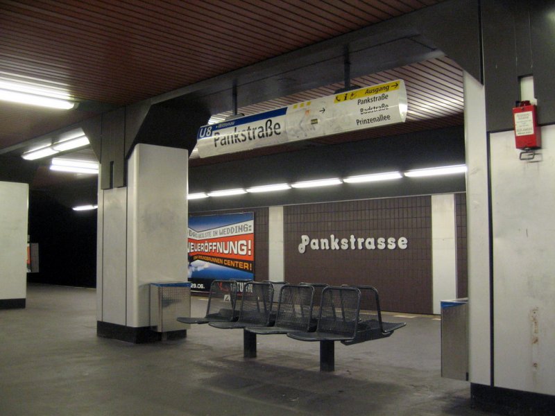 U-Bahnhof Pankstrasse: 1977 erffnet fhrt er uns in der Gestaltung wieder zurueck in die 70er Jahre. Typisch sind die grossen verschlungenen Buchstaben und die mit Aluminium verkleideten Sttzen. Interessanterweise wurde der Bahnhof auch als Luftschutzbunker gebaut,Raum bietend fr 3340 Personen