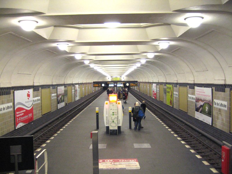 U-Bahnhof Platz der Luftbrcke: Erffnet als Kreuzberg dann umbenannt in Flughafen, seit 1975 Pl.d.L. Einer der beiden mittelsttzenlosen Bahnhfe Berlins !