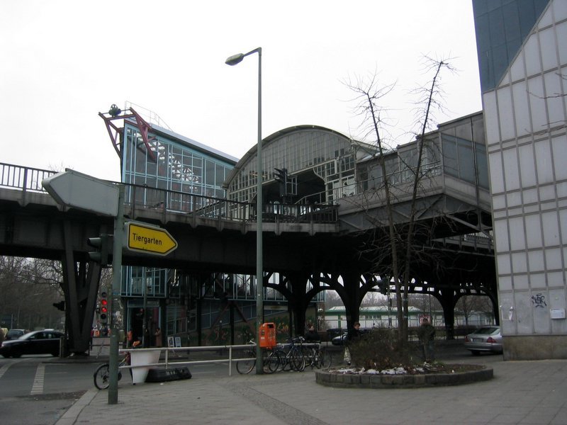 U-Bahnhof: Prinzenstrasse: Typenentwurf von Siemens, Zugnge wurden im Krieg zerstrt und 1950 bzw 1980 wieder neu errichtet. 1989 wurde eine eigentmliche Eisen-Glas Konstruktion fr den Sdzugang errichtet. Im Norden (Bild angeschnitten rechts) wurde der Zugang in ein Parkhaus integriert.