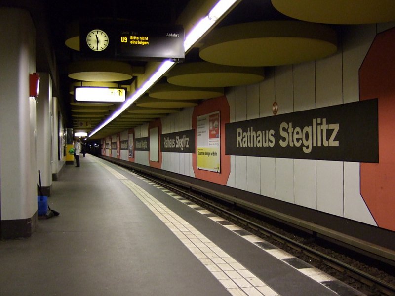 U-Bahnhof Rathaus Steglitz: Anfang der reinen Westberliner Strecke U9 die 1961 gestartet wurde. Diese Station wurde erst 1974 (Arch. G.Rmmler) erffnet, im offensichtlichen groben bunten 70er Jahre Stil. Die Bahnen halten hier an dem Bahnsteig der geplanten U10, fr die U9 wurde ein eigener Bahnhof gebaut der aber nicht genutzt wird. Sie soll eines Tages nach Lankwitz verlngert werden.