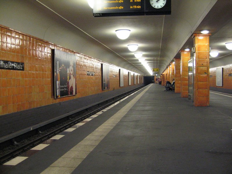 U-Bahnhof Rosenthaler Platz: Von Grenander 1930 erbaut, mit roten Fliesen an den Wnden war der Bahnhof zu DDR Zeiten geschlossen wurde aber 1989 als provisorische bergangsstelle geffnet. Der Bahnhof hat 6 Zugaenge und ein Zwischengeschoss, zudem ein Zugang in einem Haus. 
