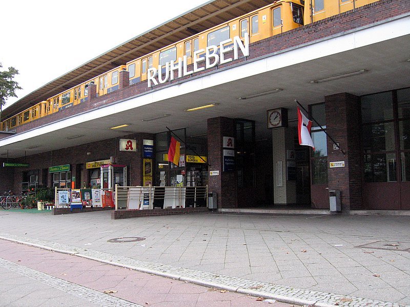 U-Bahnhof Ruhleben: 1929 gebaut nach Plnen von Grenander. Der bahnsteig ist auf einem Damm, das Empfangsgebude ist ein 60m langer Klinkerbau. Frher war eine Weiterfhrung nach Spandau geplant, die wurde jedoch mit der U7 erreicht.