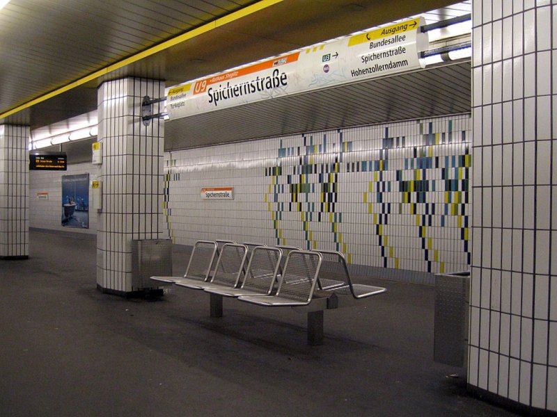 U-Bahnhof Spichernstrasse: Der Bahnhof wurde 1991 umgebaut und erhielt ein Design der dem Paradestrasse hnlich sieht.Verschieden farbige nach einem bestimmten Muster angeordnete Fliesen an den Wnden, weisse Sttzen (Knstlerin G Stierl). 1961 von Grimmek erffnet war er ein wichtiger Umsteigepunkt zur U1.