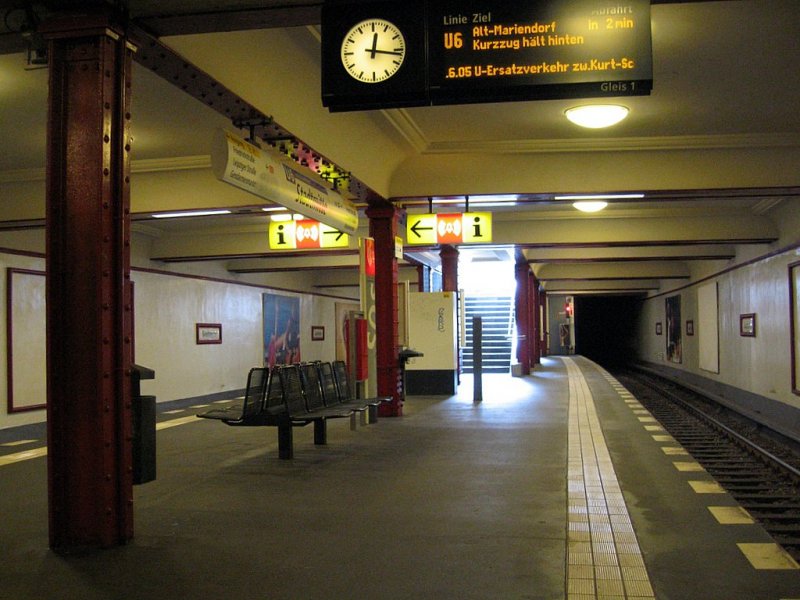 U-Bahnhof Stadtmitte U6: Whrend der Bahnsteig der U6 im Design hnlich den vorhergehenden gehalten ist (einfach verputzte Wnde, Stahltrger, farbiger Rahmen um das Stationschild) ist der Bahnsteig der U2 eher an den Stationen Hausvogteiplatz, Spittelmarkt angelehnt. Ungewhnlich ist der lange „Musetunnel“ durch den man die beiden Stationen erreichen kann.Dieser wurde 1961 zugemauert, der Bahnhof der U6 war ein Geisterbahnhof. 1990 konnte man wieder durch den Tunnel zu beiden Bahnsteigen gehen.