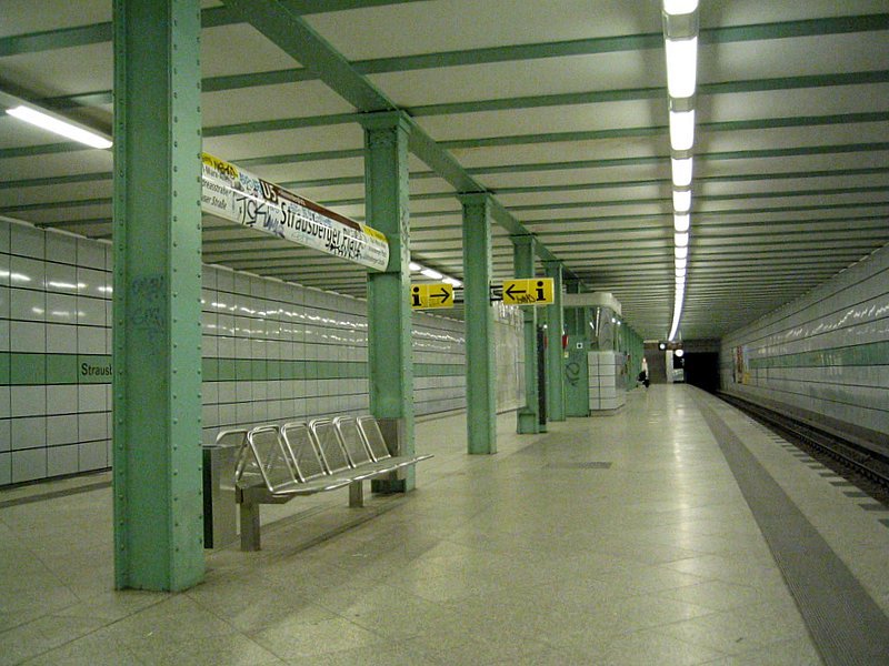 U-Bahnhof Strausberger Platz: Auch dieser Bahnhof wurde 1930 von Grenander gestaltet, durch starke Kriegszerstrungen und des Ausbaus der Stalinallee wurde die Station umgebaut. Typisch ist auch hier das nach der Wende-Renovierung ausgedachte Design mit den Doppelfarben (hellgruen/gruen) und des Eisentraegersttzen.
