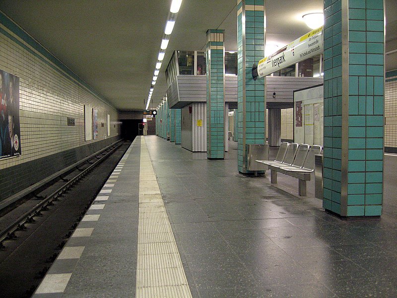 U-Bahnhof Tierpark: Der einzige unterirdische Bahnhof der von der DDR Regierung neu erbaut wurde ! 1973 erffnet blieb er bis 1988 Endpunkt. Interessant ist die doppelte Sttzenreihe und das merkwrdig ber der Halle thronende massive Abfertigungshuschen.