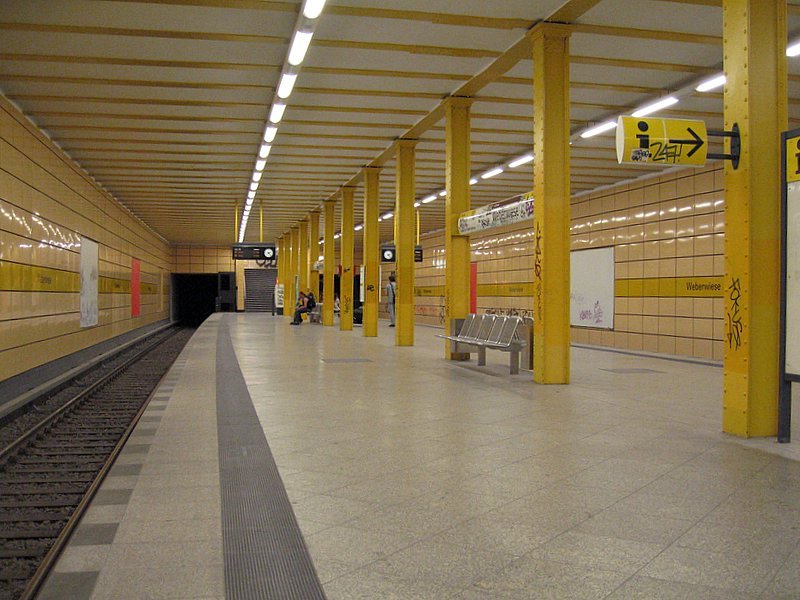 U-Bahnhof Weberwiese: 1930 erffnet als Memeler Str. erstrahlt der Bahnhof nun in gelben Farbtnen, der wie viele andere Stationen der U5 einheitlich gestaltet wurde. Besonders ist der  breite Bahnsteig, der extra fr eine sich vielleicht kreuzende Linie so gehalten wurde. Namensgebend war eine kleiner Park wo die Weber im 19.Jhdt ihre Tuche bleichten.