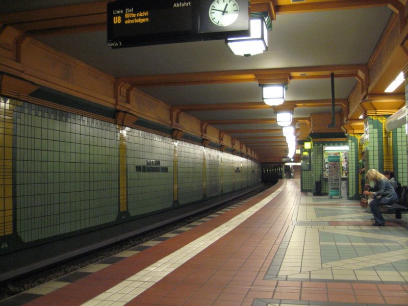 U-Bahnhof Wittenau: Nordendpunkt der U8, bringt er dem Mrkischen Viertel Anschluss an Mitte. Von Rmmler 1994 erffnet besitzt er grne und gelbe Farbelemente die das Ausruhen und Verweilen symbolisieren sollen (lt Architekt). Die Farben sollen ausserdem die Flchen des Bahnsteigs  gliedern. Der Bahnhof hat 6 Zugnge und eine Treppe zur S-Bahn. Leider ist der Bahnhof durch die dunkle Farbgebung sehr lichtschwach.
