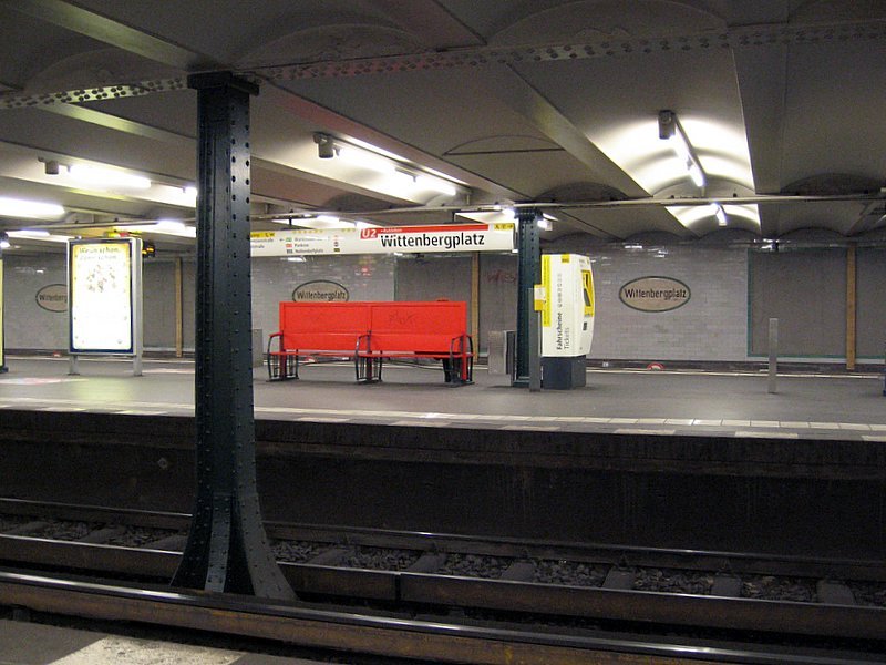 U-Bahnhof Wittenbergplatz U2: Bedeutender Umsteigebahnhog mit 3 Bahnsteigen und 5 Gleisen. Sehenswert ist die grosse Empfangshalle, Bundespreis fr Architektur fr den Konstrukteur Borchardt nach der Renovierung.