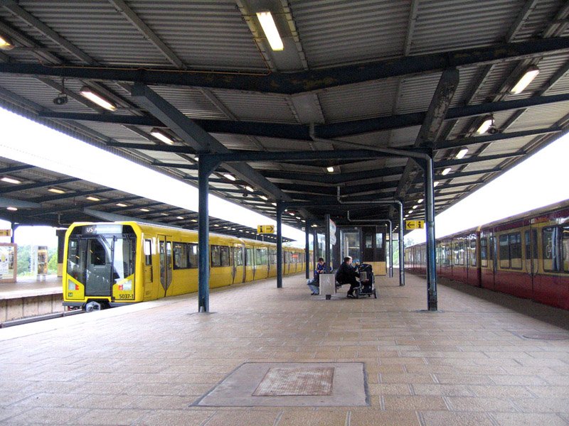 U-Bahnhof Wuhletal: Etwas besonderes in Berlin: der einzige Bahnhof auf dem S-und U-Bahn auf dem gleichen Bahnsteig halten. Hier links die U-Bahn 5.