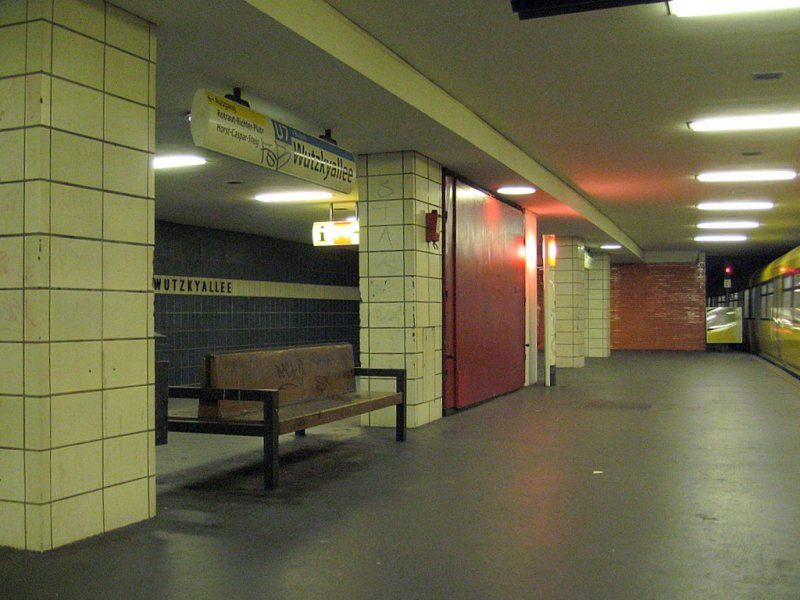 U-Bahnhof Wutzkyallee: Ebenfalls 1970 von Rmmler gestaltet besitzt der Bahnhof ein weisses  Fliessenband an dem der Stationsname angebracht ist. Darumherum wurden blaue Fliessen angebracht. Leider ist der Bahnhof sehr verdreckt, auch an den Wnden, ausserdem sehr lichtschwach. Ursprnglich als Efeuweg geplant wurde er nach dem Kommunalpolitiker Wutzky benannt.
