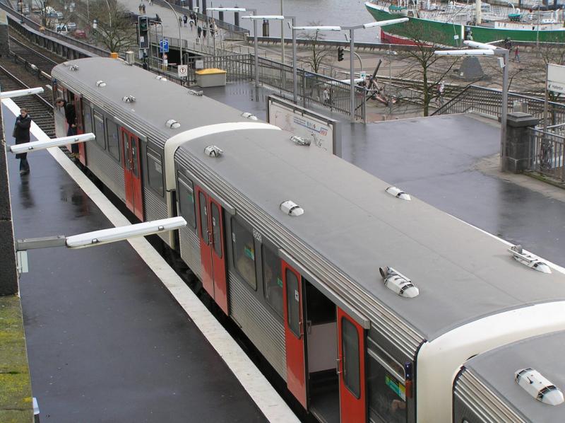 U-Bahnstation  Landungsbrcken  der Linie U3. Die U-Bahn hlt direkt am Hafen und fhrt bis zur nchsten Station  Baumwall  an der Elbe entlang. Von der Station Landungsbrcken hat man einen schnen Sicht auf die Elbe, den Hafen, die Rickmer Rickmers (das Museumssegelschiff) und das Museumssschiff Cap San Diego, auf der anderen Elbseite den Containerhafen!