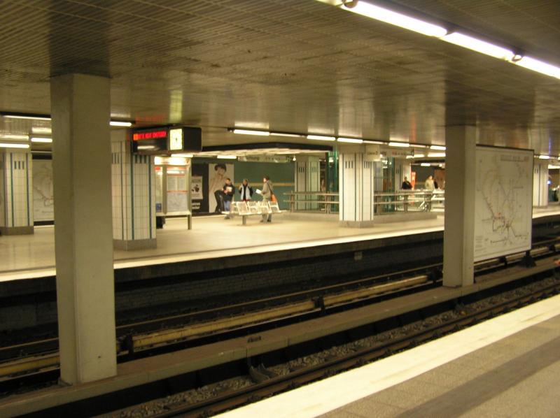 U-Bahnstation Schlump! Hier auf dem Bild hlt die Linie 3, die ab hier Richtung Barmbek nur noch berhalb fhrt! Unter diesen Bahnsteigen fhrt die Linie U2