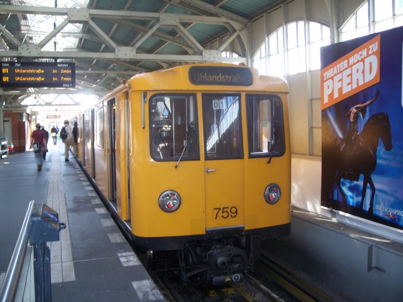 U-Bahntriebwagen Nr.759 der Berliner U-Bahn steht abfahrtbereit im Endbahnhof der U1 Warschauer Strae. In 2 Minuten wird ber die Wunderschne Oberbaumbrcke in Richtung Uhlandstrae ausfahren.