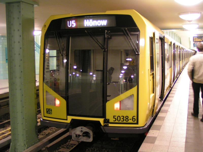 U-Bahnwagen 5038-4 der Baureihe H auf Gleis.3 im U-Bahnhof Alexanderplatz kurz vor der Weiterfahrt nach Hnow.
(Berlin 18.12.2005)